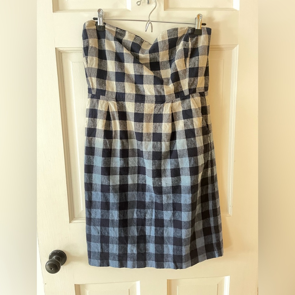 Ombré blue GAP 10. Pockets. Built in sticky around the top for hold. Like new!